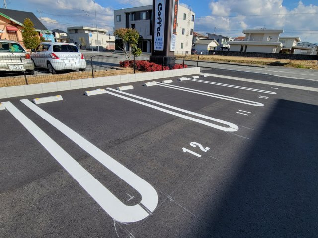 サンビューロ・シンエイの駐車場