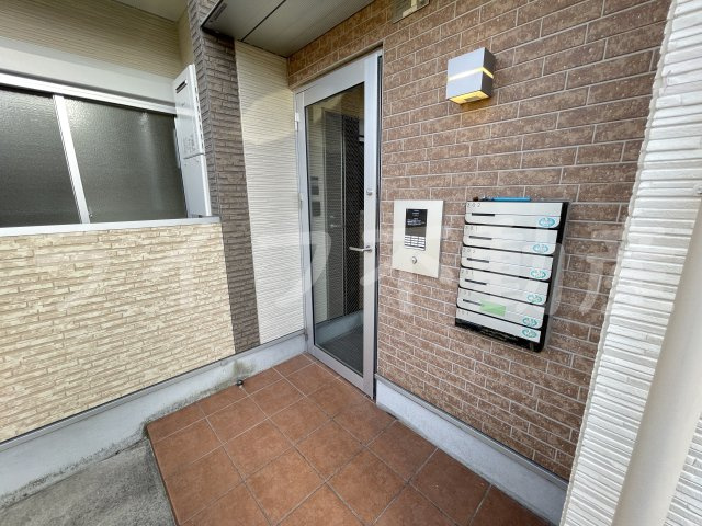 ハーモニーテラス花園東町のエントランス|毎日通るエントランスはこのようになっています