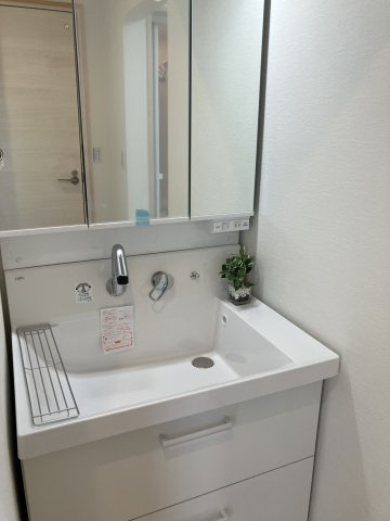 足利市大前町戸建ての洗面所|明るい洗面所です
