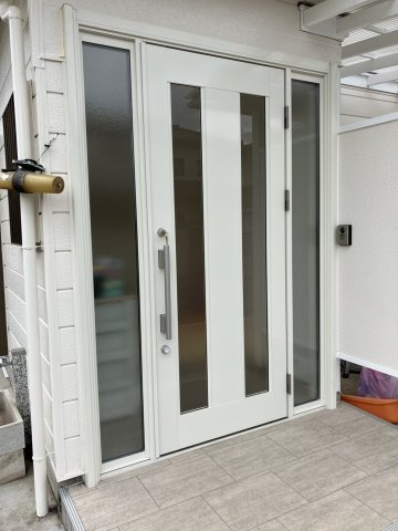 足利市大前町戸建ての玄関|素敵な扉です