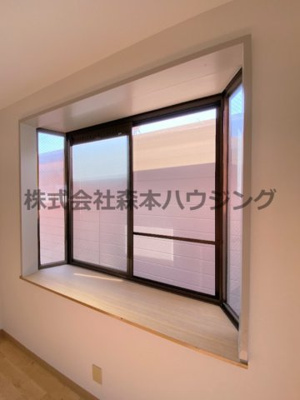 【内装】 | 　メゾンドバブ | 出窓が明るくしてくれます