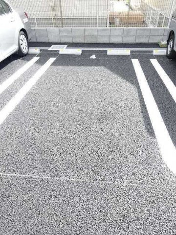 アライブ　ジュネスの駐車場