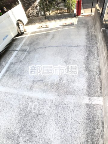 ル・リオン東向島の駐車場