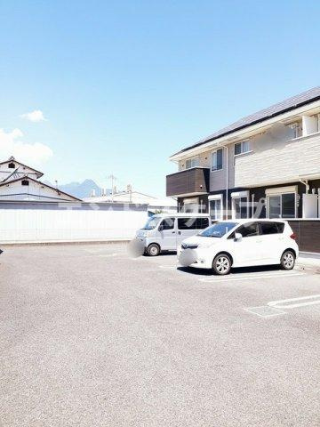 ポプルスＢの駐車場|高崎、前橋のお部屋探しはエンドスケープまで！お客様の理想お聞かせ下さい♪