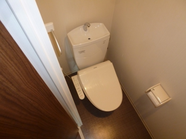 温水洗浄便座付きのトイレです♪