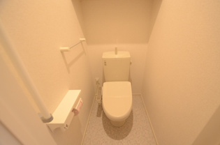 温水洗浄便座付きのトイレです♪