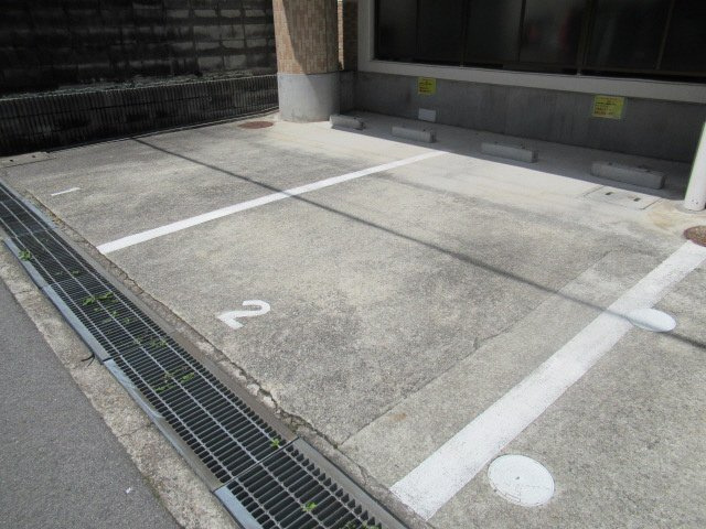 明石市松の内１丁目の賃貸マンションの駐車場