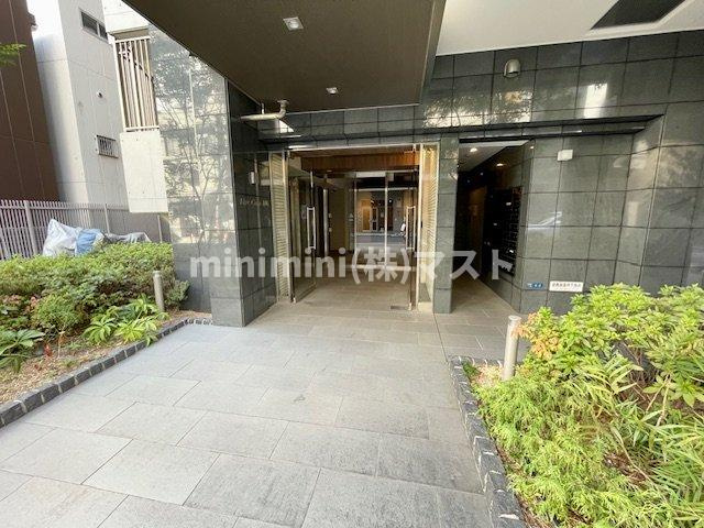 大阪市中央区南久宝寺町２丁目の賃貸マンションのエントランス