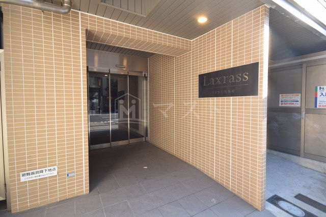 大阪市中央区内本町１丁目の賃貸マンションのエントランス