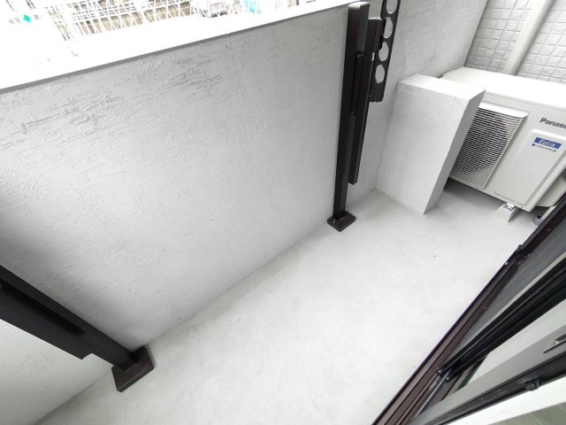 西宮市浜甲子園１丁目のアパートのバルコニー