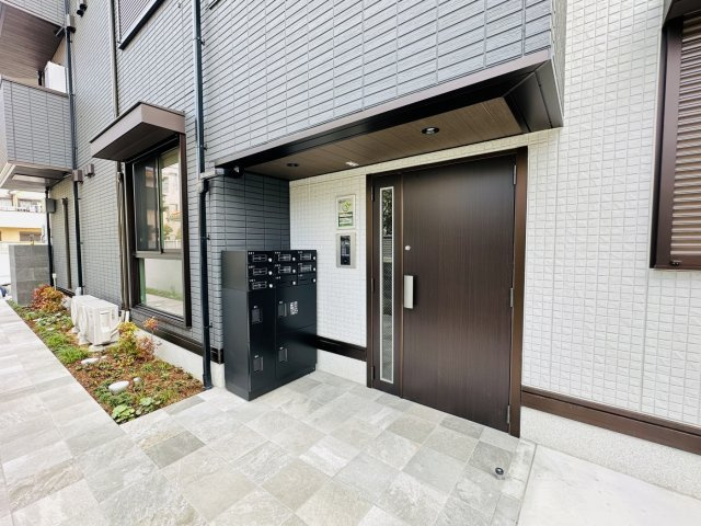 西宮市浜甲子園１丁目のアパートのエントランス