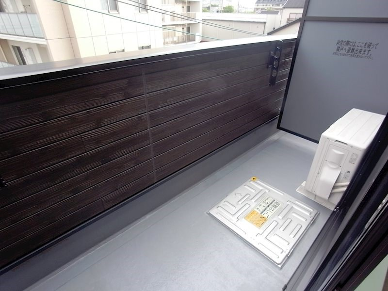 神戸市東灘区深江本町４丁目のアパートのバルコニー