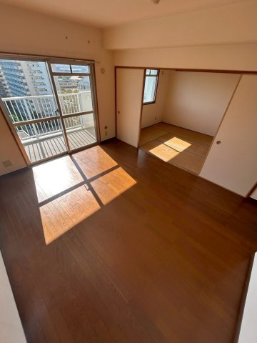 神戸市東灘区向洋町中７丁目の賃貸マンションの居間・リビング