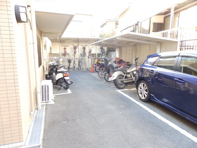 ラシュレ・ウエスト六甲の駐車場