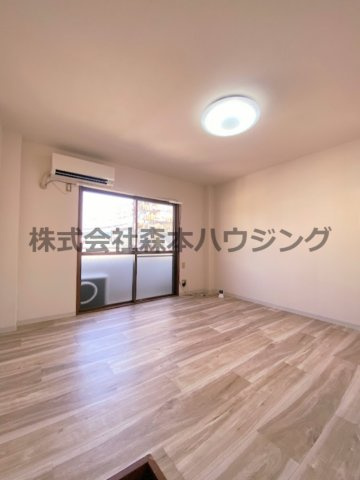 【洋室】 | 　ジョイフル野里 | 明るい洋室です