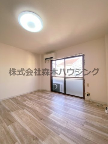 【洋室】 | 　ジョイフル野里 | おしゃれな洋室です