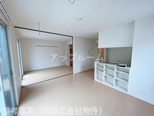 春日井市上条町３丁目のアパートの居間・リビング