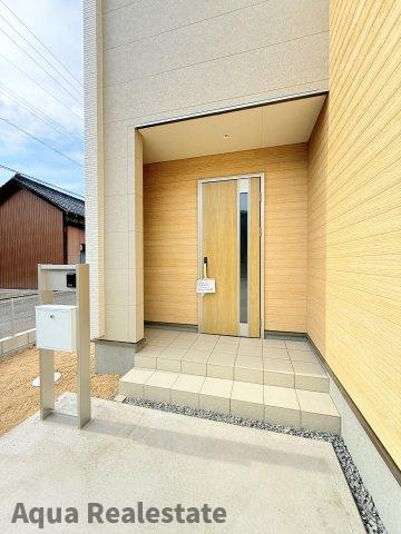 高松市国分寺町国分の新築一戸建の玄関