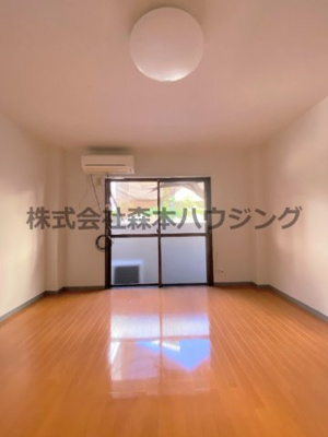 【洋室】 | 　ジョイフル野里 | 明るい洋室です