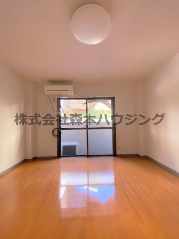 【洋室】 | 　ジョイフル野里 | 明るい洋室です