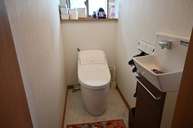 吹抜のある明るいLDKと庭スペース～千葉県船橋市金杉3丁目～のトイレ|手洗いカウンター付きで清潔感を保ちやすい快適なトイレです。