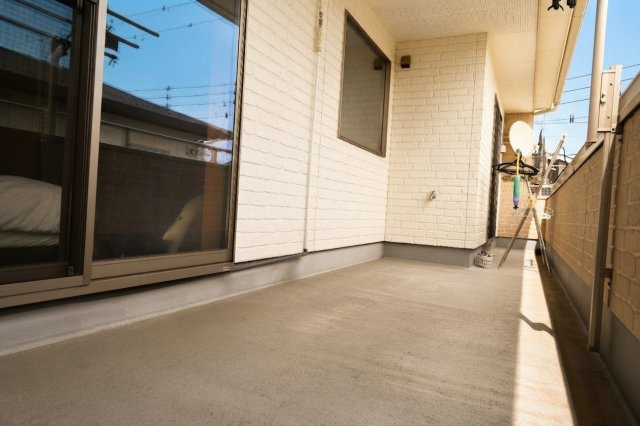 吹抜のある明るいLDKと庭スペース～千葉県船橋市金杉3丁目～のバルコニー|奥行きにゆとりがあり、洗濯物や布団もしっかり干せるバルコニー。