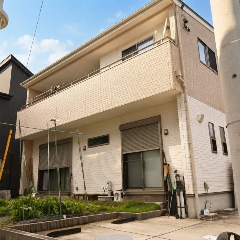 吹抜のある明るいLDKと庭スペース～千葉県船橋市金杉3丁目～の外観|南側のスペースはガーデニングや家庭菜園も楽しめる環境です。