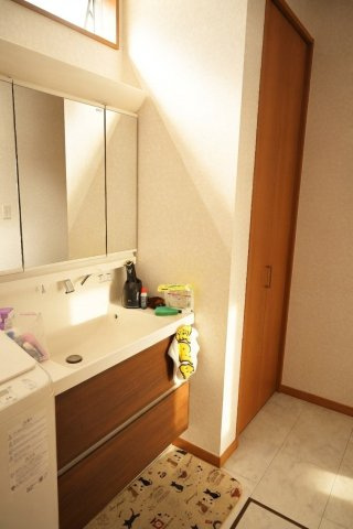 吹抜のある明るいLDKと庭スペース～千葉県船橋市金杉3丁目～の独立洗面台|機能的な洗面台と洗濯機スペースで身支度も快適に行えます。