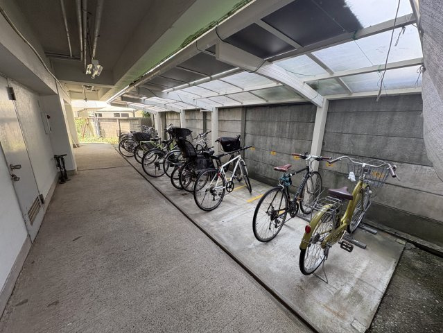マンション和泉苑の駐輪場