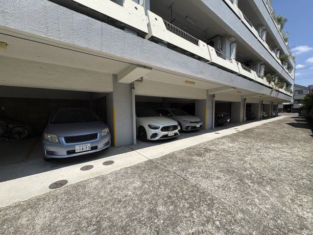 マンション和泉苑の駐車場