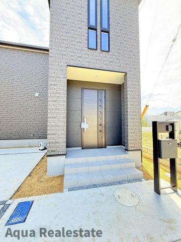 高松市国分寺町国分の新築一戸建の玄関|前面道路含む現地写真です