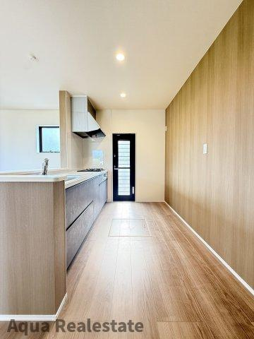 高松市国分寺町国分の新築一戸建の居間・リビング|リビングでのひとときが、心に残る物語。温もりと笑顔が溢れ、家族の絆が育まれる場所。感動の毎日を共に。