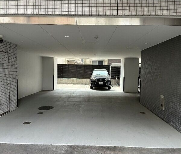 シーズンフラッツ矢場の駐車場