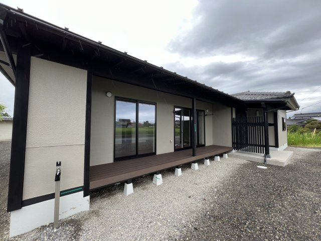 安曇野市豊科高家　中古戸建の外観|リビングからつながるウッドデッキあり。