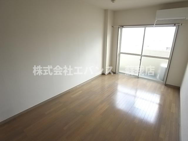【寝室】 | ステーションプラザ | 開放的な寝室です