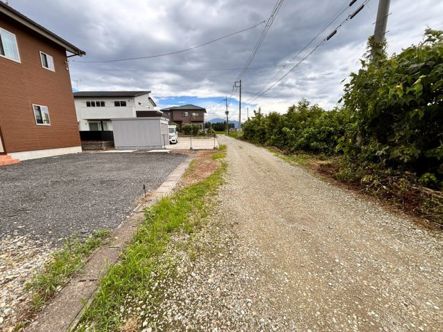 那須塩原市三区町　築浅中古戸建の前面道路含む現地写真