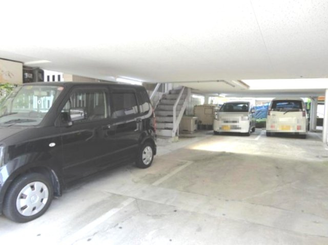 ホームズ第一の駐車場