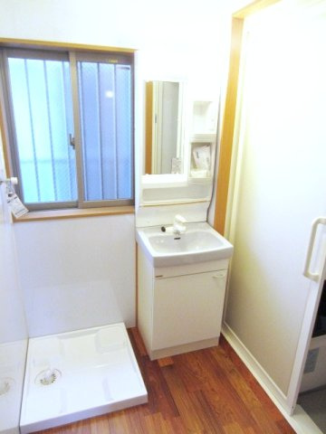 【洗面所】 | 永田東3丁目貸家 | 身支度に便利な洗面台♪