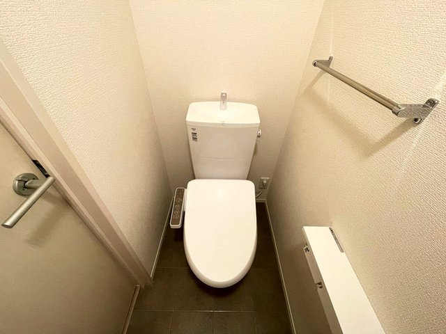 クロッシア三河町のトイレ|温水洗浄便座付きトイレです。
