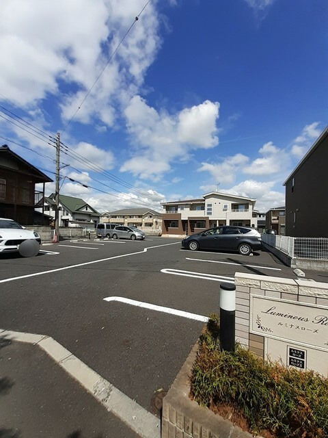 ルミナスローズの駐車場