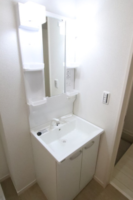 朝に便利な独立洗面台です