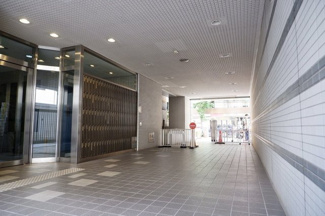 建物入り口付近。屋内なので雨の日でも濡れません。