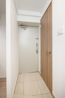 【玄関】 | ＴＨＥ　ＡＸＩＳ　ＫＯＪＩＭＡＣＨＩ | ※写真は同タイプ住戸です。