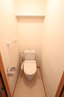 温水洗浄便座付きのトイレです♪