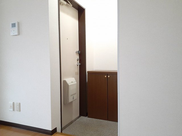 メゾン若葉台の玄関|収納もある玄関です
