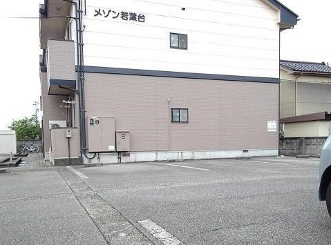 メゾン若葉台の駐車場|車をお持ちの方に嬉しい駐車場付きの物件です
