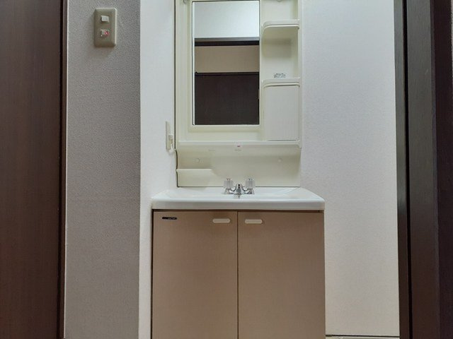 メゾン若葉台の洗面所|明るい洗面所です