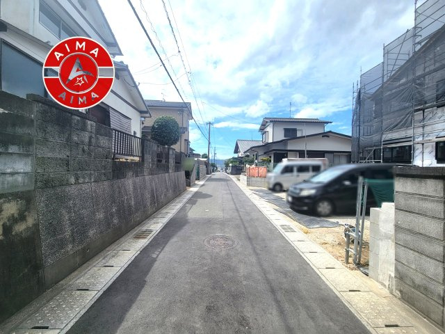 糟屋郡須恵町須恵第10-1棟（1号棟）の前面道路含む現地写真|前面道路は閑静な住宅地をはしる車通りの少ない道路。お車の出し入れが苦手なママや小さなお子様にも安心ですね。しっかり舗装もされているので、ベビーカーや自転車で通っても快適に通行できます。