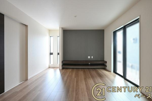 リーブルガーデン三吉大垣内 ２号棟 ／新築一戸建の居間・リビング|■現地撮影写真■ご家族でくつろいでいただける広々したリビングです！全窓ペアガラス標準装備！