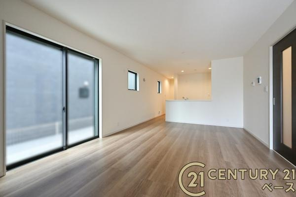 リーブルガーデン三吉大垣内 ２号棟 ／新築一戸建の居間・リビング|■現地撮影写真■窓が多く明るい光が射し込みます！